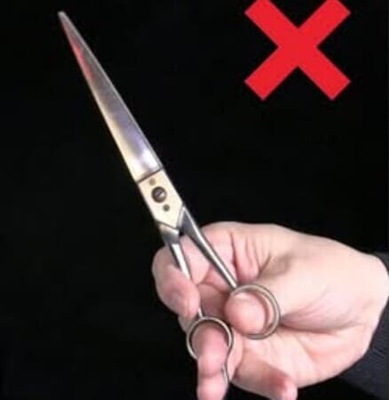mauvaise tenue de ciseaux